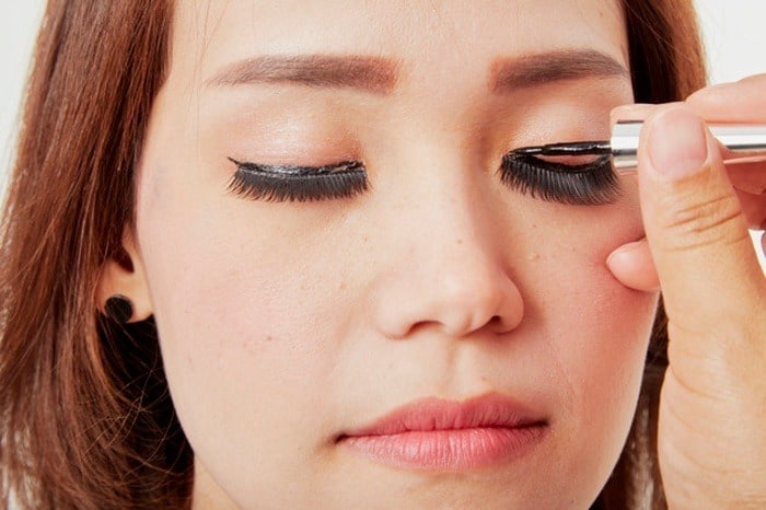 بهترین روش برای حذف چسب مژه از پلک و مژه مصنوعی بهترین روش برای حذف چسب مژه از پلک و مژه مصنوعی