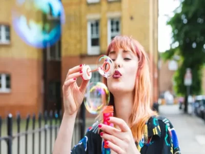 دختر در حال حباب درست کردن