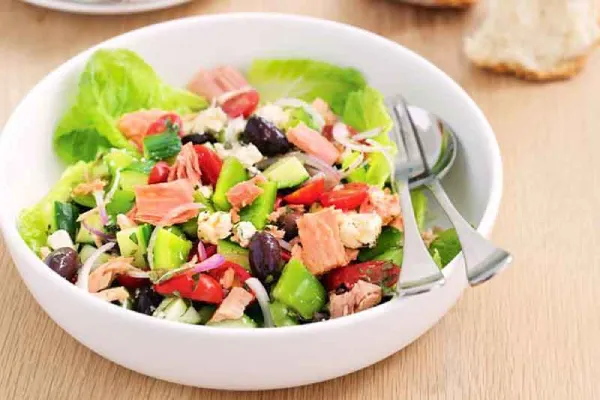 غذای رژیمی با تن ماهی سالاد تن ماهی