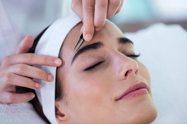 برداشتن ابرو در خانه برداشتن-ابروها