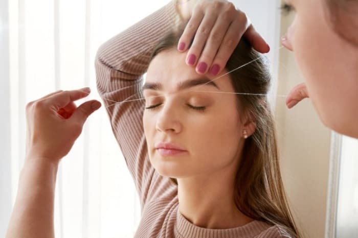 آیا بند انداختن عوارضی برای پوست دارد؟ بند-انداختن-صورت