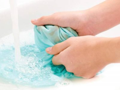 روش-از-بین-بردن-لکه-وایتکس-روی-لباس