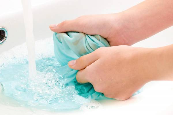 از بین بردن لکه وایتکس روی لباس و پارچه روش-از-بین-بردن-لکه-وایتکس-روی-لباس