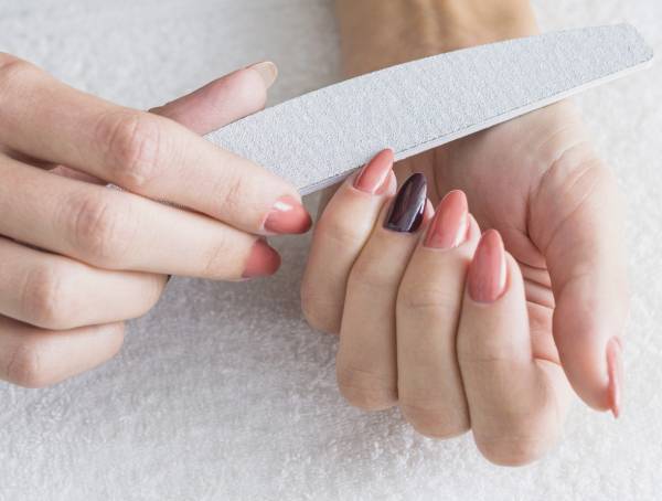 چگونه می توان ناخن های کاشت را برداشت ریموو-ناخن-با-سوهان