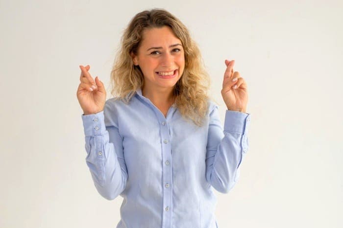 راهنمای شناخت فرد دروغگو با ترفندهای روانشناسان لبخند-دروغگویی