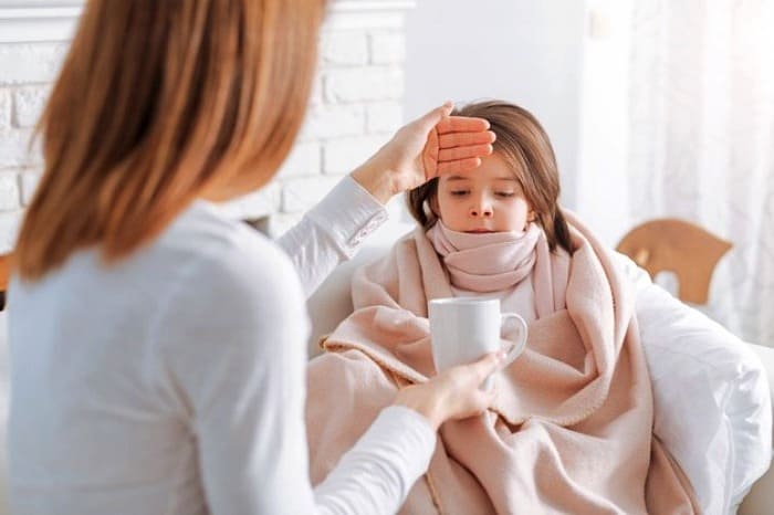 تامین آب بدن کودک سرما خورده آب-نوشیدن