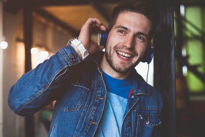 تخلیه استرس بعد از یک روز کاری سخت گوش-کردن-به-موسیقی