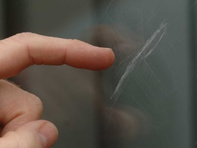 از بین بردن خط و خش میز شیشه ای و آینه با روش های طبیعی