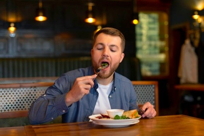 عادات اشتباه رایج ما که برای معده و گوارش ضرر دارند دیر غذا خوردن