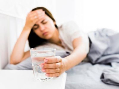 مضرات باورنکردنی و معایب نوشیدن آب یخ