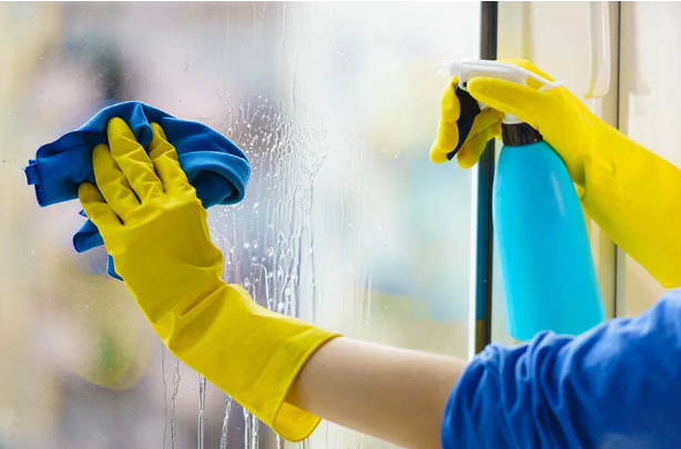 چگونه شیشههای پنجره را بدون رد دستمال تمیز کنیم؟