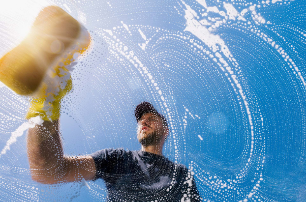 پاک و براق کردن شیشه های منزل با چند روش ساده