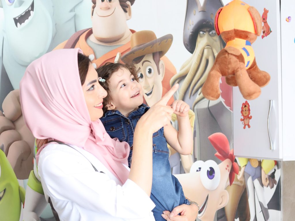 تصویر حرفه‌ای مرتبط با سلامت کودک و خدمات دکتر سارا طالبی پور؛ معرفی رویکرد تخصصی در رشد، رفتار و تغذیه کودک  ---