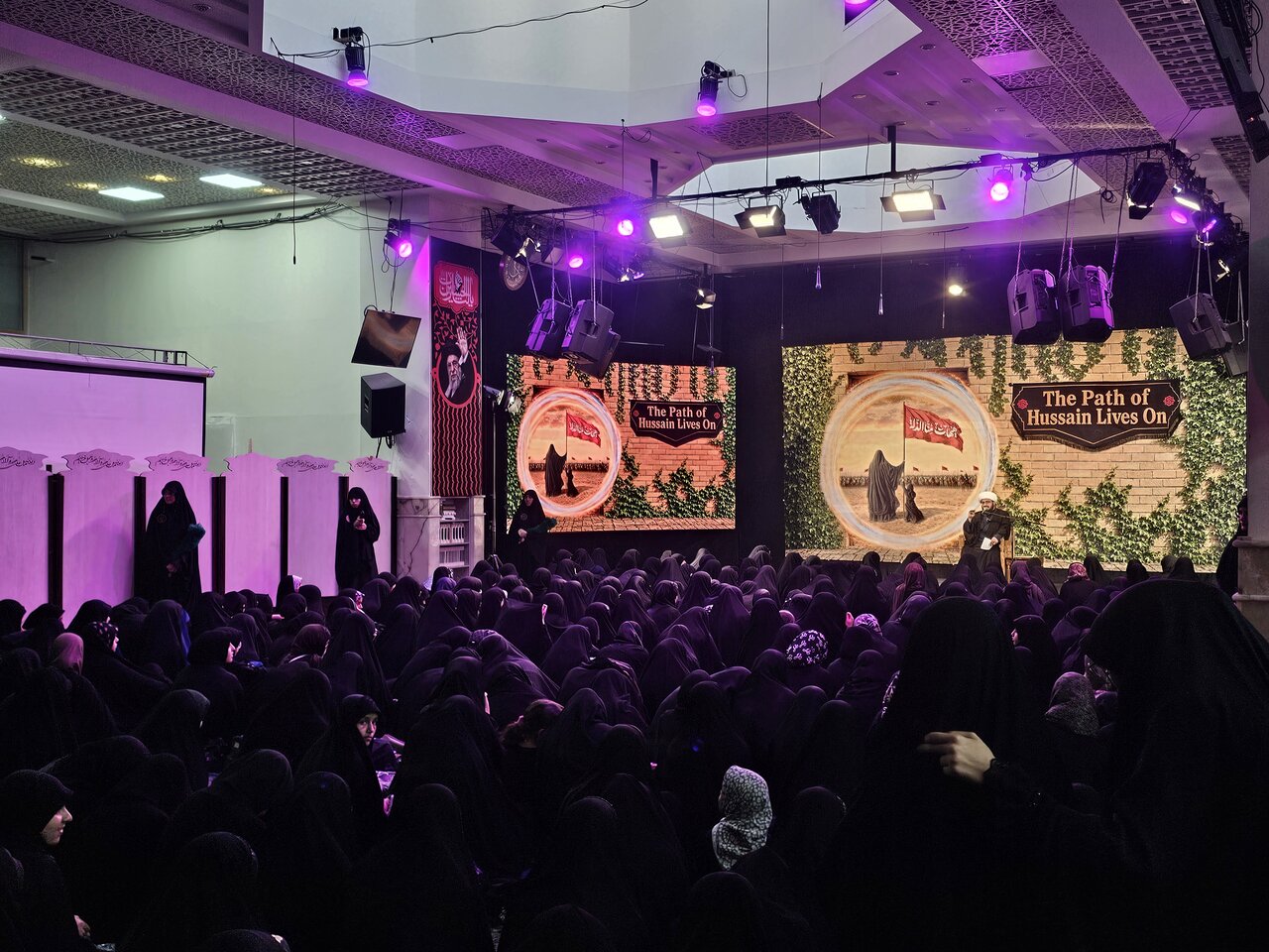 دختران نوجوان با زبان انگلیسی در مراسم روضه شرکت می‌کنند