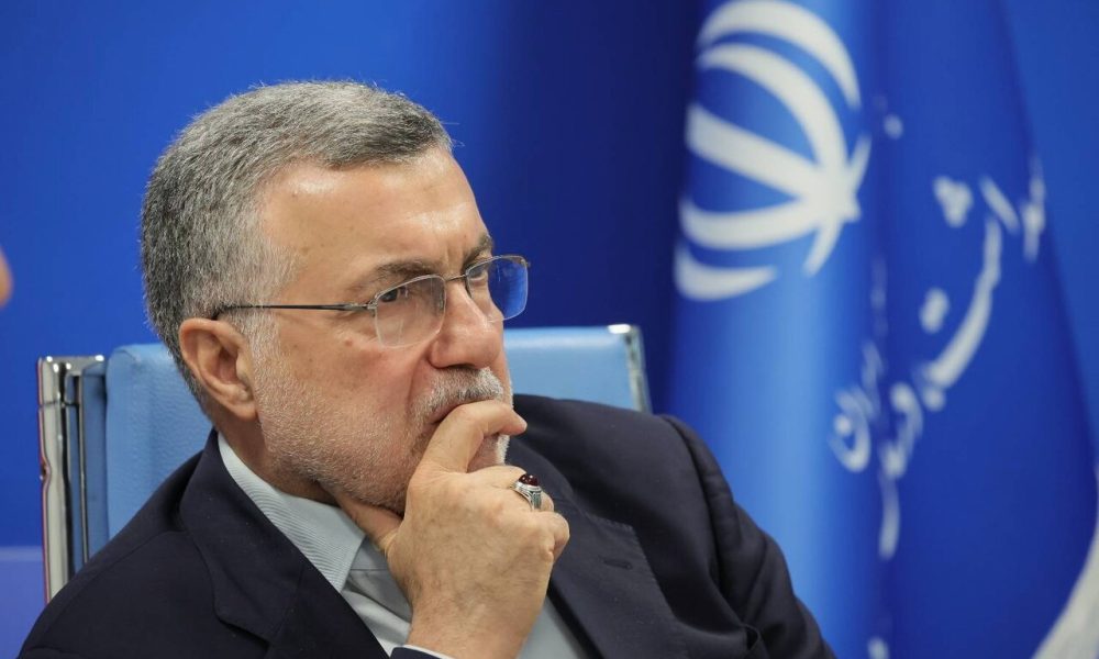 دخالت سیاست در درمان بیماران، کلید حل مشکلات نیست